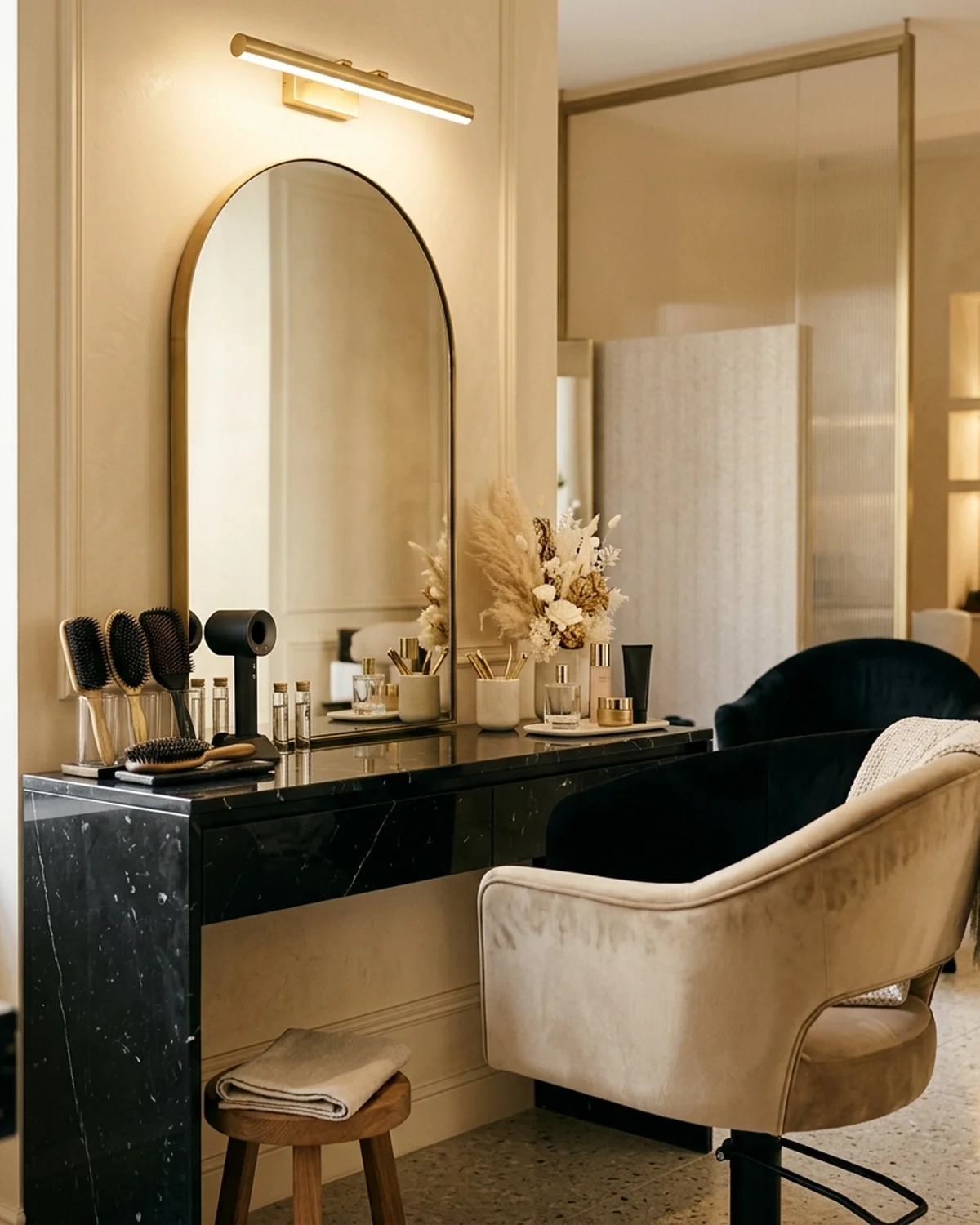Ambiente premium de salón con sillones, espejo y detalles champagne